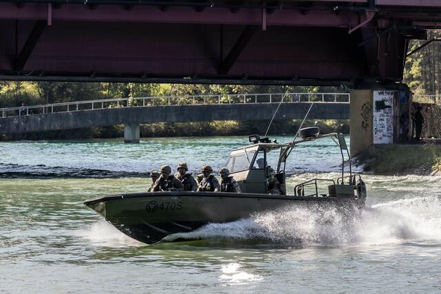 Bundesheerübung Pioniere üben den Ernstfall. Noch bis zum 28. September üben im Großraum Salzburg, vor allem im Tennengau, über 200 Soldaten mit 50 Räderfahrzeugen und zwei Wasserfahrzeugen den Schutz von kritischer Infrastruktur hier beim Kraftwerk Puch Urstein. im Bild: Pioneerboot  | Foto: Land Salzburg/Neumayr/Hofer 26.9.2023