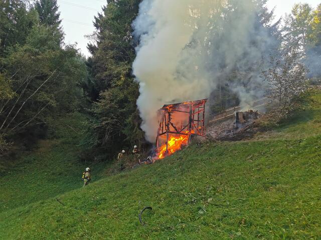 Ein Geräteschuppen nahe einem Wochenendhaus geriet aus unbekannter Ursache in Brand. | Foto: ZOOM.Tirol