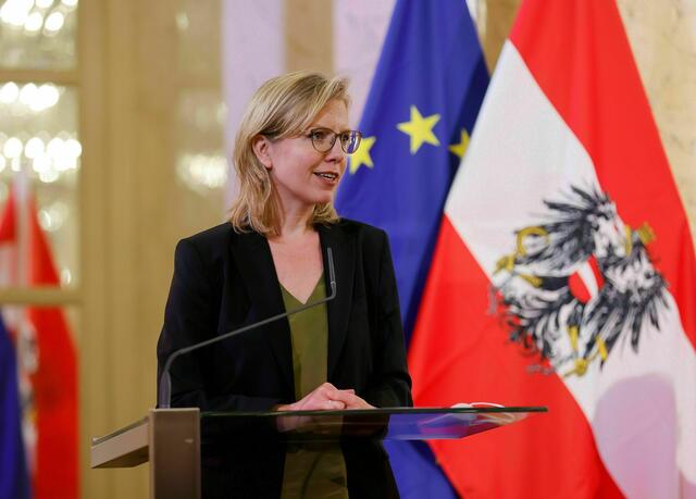 Klimaschutzministerin Leonore Gewessler (Grüne) und Bundeskanzler Karl Nehammer (ÖVP) sprechen von einem Gesetz noch vor Ablauf der Legislaturperiode 2024. | Foto: Dragan Tatic/BKA