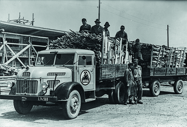 Das Foto zeigt einen Lkw der Firma Gebrüder Jessl am Linzer Frachtenbahnhof um 1945. | Foto: Firmenarchiv Gebrüder Jessl