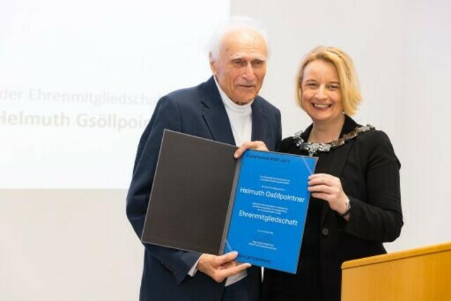 Helmuth Gsöllpointner ekam im Vorjahr von der Kunstuniversität Linz die Ehrenmitgliedschaft verliehen – und feiert nun seinen 90. Geburtstag – im Bild mit Kunstuni-Rektorin Brigitte Hütter. | Foto: Juliana Tasler-Rager