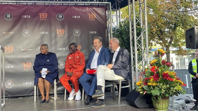 Bei der Ehrung (v.l.): die Kenianische Botschafterin Mary Mugwanja, Eluid Kipchoge, Bürgermeister Michael Ludwig (SPÖ) und VCM-Geschäftsführer Wolfgang Konrad. | Foto: Kathrin Klemm