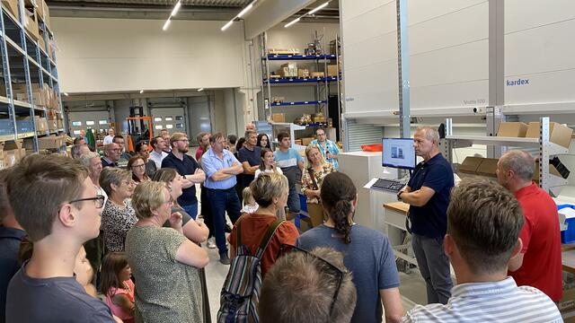 Alfred Beham, Bereichsleiter Produktion und Logistik, präsentiert das moderne Kardex Liftsystem im Lager in St. Marienkirchen. | Foto: HENNLICH