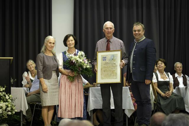Bernhard Fenk (r.) überreichte August Starlinger die Ehrenbürger-Urkunde. | Foto: Gillhofer