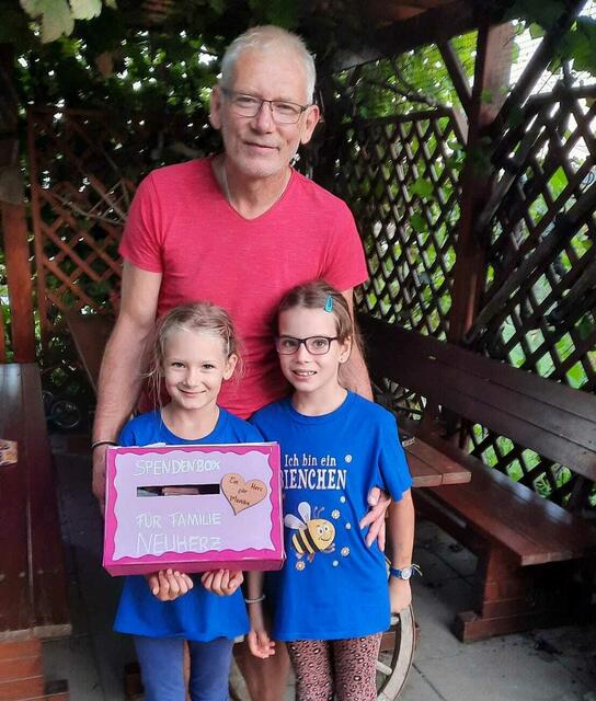 Walter Neuherz und seine Töchter nahmen die Spende entgegen. | Foto: Ernst Mayer