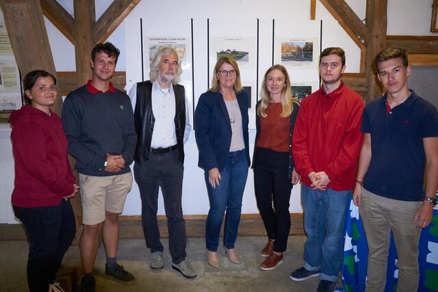 Valentina Krasniqi, Immanuela Dornauer, Ludwig Laher, Gabriele Knauseder, Ines Emersberger, Andreas Esterbauer und Tino Huber (v. l.).  | Foto: Tino Huber
