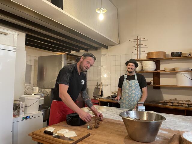 Der Besitzer der veganen Bäckerei Sebastian Sommer mit einem Mitarbeiter.  | Foto: Karina Stuhlpfarrer