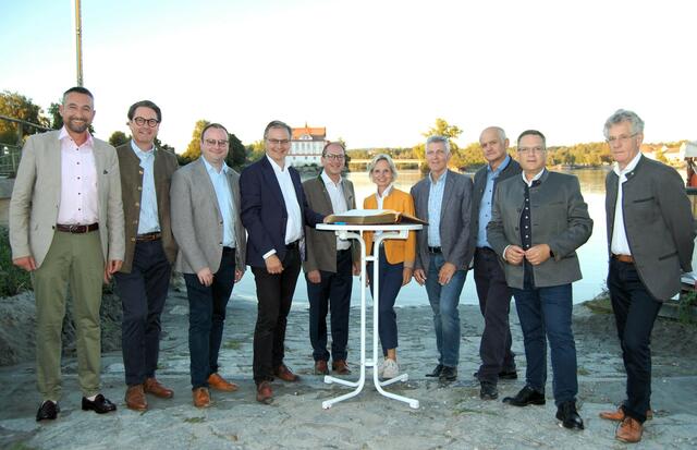 Zu einem bayerisch-österreichischen Gipfeltreffen in Neuhaus konnte Bürgermeister Stephan Dorn (4.v.l.) besonders CSU-Landesgruppenchef Alexander Dobrindt (5.v.l.) und ÖVP-Clubobmann August Wöginger (2.v.r.) sowie Andreas Scheuer (2.v.l.) willkommen heißen. Seine weiteren Grußworte galten (von links) dem Schärdinger Vizebürgermeister Christoph Danner, CSU-Landtagsdirektkandidaten Stefan Meyer, Bezirksrätin Cornelia Wasner-Sommer, Gerhard Waschler, 2. Bürgermeister Erwin Wagmann und den früheren 2. Bürgermeister Wolfgang Angermair. | Foto: Lindmeier