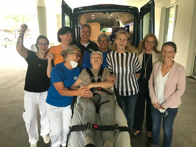 Frau Gertrude auf dem Weg in die alte Heimat, mit den Welser Betreuern, dem Team von den Rollenden Engeln, Familie und Sozialreferentin Christa Raggl-Mühlberger (2.v.r.). | Foto: Rollende Engel