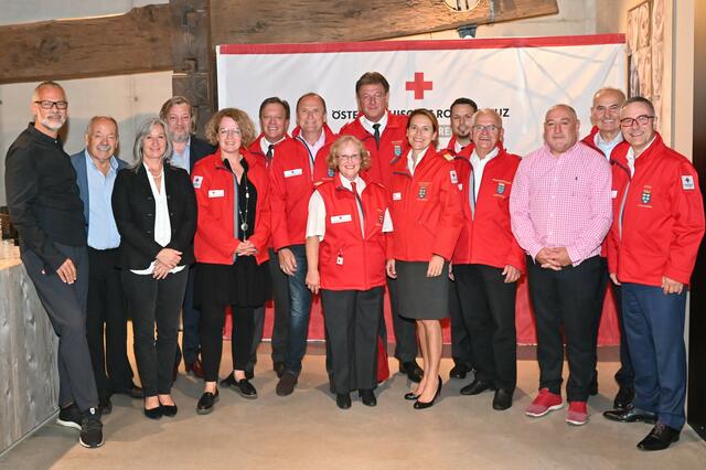 Rotkreuz-Konsul Clemens Strobl, Weinmanufaktur Clemens Strobl, Viktor Beranek, Gerti Lackner, Kinderburg-Botschafterin Landesrätin Christiane Teschl-Hofmeister mit Begleitung, Vizepräsident Werner Kraut, Rotes Kreuz Niederösterreich, Konsul und Vorstandsdirektor Bernhard Lackner, Niederösterreichische Versicherung AG, Konsulin Elfriede Wilfinger, Präsident Josef Schmoll, Rotes Kreuz Niederösterreich, Stv. Landesgeschäftsführer Dir. Andrea Winter, Rotes Kreuz Niederösterreich, Landesdirektor Hannes Buxbaum, Gesundheits- und Soziale Dienste, Rotes Kreuz Niederösterreich, Bildungsbotschafter Leopold Rötzer, Wein-Pate und Botschafter Rudi Roubinek, Konsul Johann Marihart und der Vorsitzende der Rotkreuz-Botschafter:innen Unternehmer Christof Kastner und Kastner Gruppe. | Foto: RK NÖ/ I. Raslagg