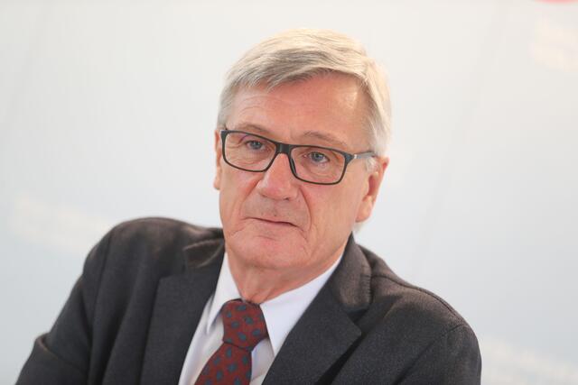 Salzburgs Bürgermeister Harald Preuner will an der Spielstätte in Maxglan festhalten und diese anpassen lassen.
 | Foto: Neumayr