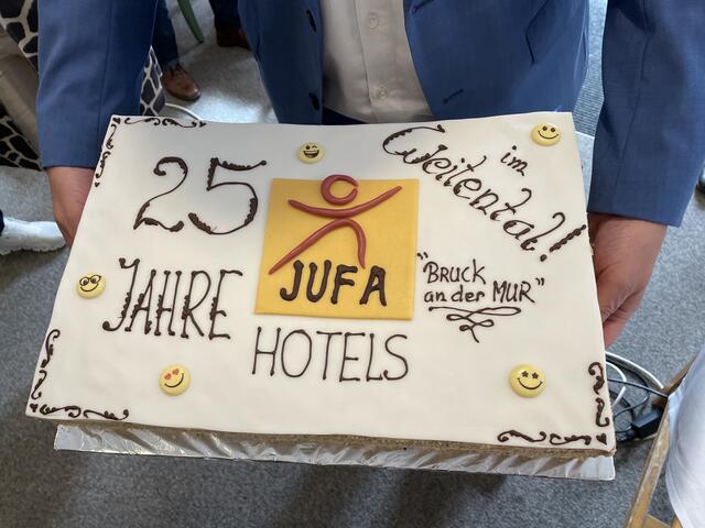 Zur Feier des Tages gab's natürlich dazu passend eine große Geburtstagstorte. | Foto: Angelika Kern