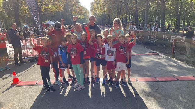Nach seiner Ehrung feuerte Eluid Kipchoge die Nachwuchsläufer bei der "INEOS 1:59 Pace Challenge" an. | Foto: Kathrin Klemm