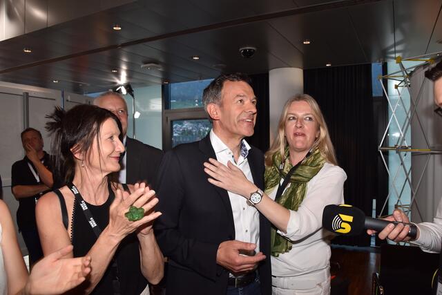 Georg Willi möchte nach 2018 auch 2024 wieder jubeln. Uschi Schwarzl (li.) tritt nur mehr als Ersatz-Gemeinderätin an. | Foto: BezirksBlätter 