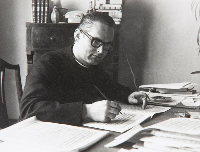 Zum 20. Todestag widmet sich eine kleine Sonderausstellung in der Bibliothek dem Andenken des St. Florianer Chorherren und Komponisten Augustinus Franz Kropfreiter (1936–2003).  | Foto: Stiftsarchiv St. Florian