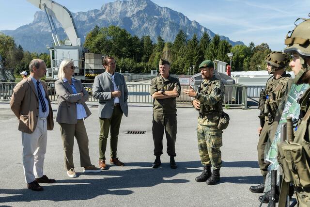 Bundesheerübung Pionierschild23 im Bild: Bezirkshauptfrau Karin Gföllner, Michael Walder, Peter Schinnerl (Militärkommandant Salzburg), Obstlt. Klaus Rosenkranz (Kdt. PiB2)  | Foto: Land Salzburg/Neumayr/Hofer 26.9.2023