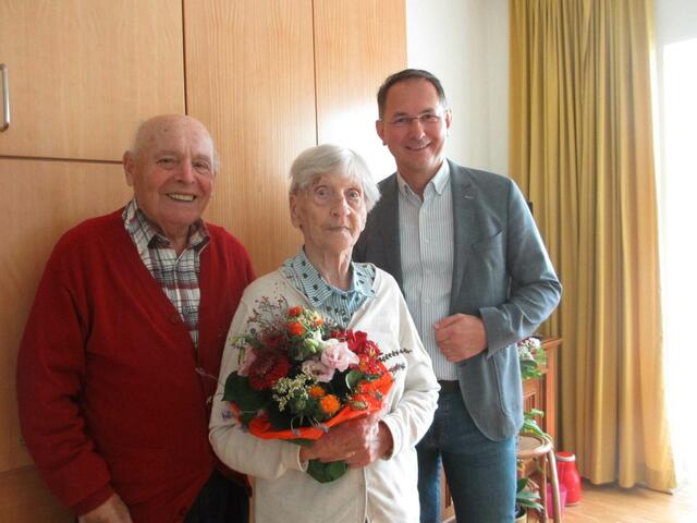 Bürgemeister Adi Rieger (r.) gratulierte zum Hochzeitstag.  | Foto: Stadtgemeinde Neumarkt am Wallersee