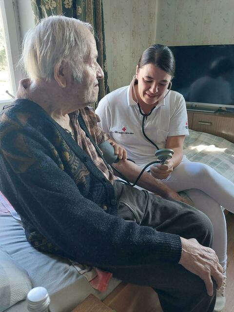 Manuela V. ist in der Mobilen Pflege tätig. | Foto: RK/LV OÖ/Lorenz