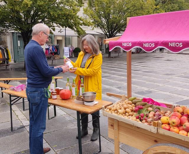 Jede Menge guter Sachen gab es beim 1. Badener Erntetauschfest der NEOs am Theaterplatz | Foto: NEOS Baden
