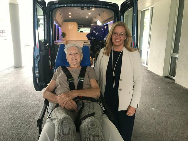Frau Gertrude mit Sozialreferentin Christa Raggl-Mühlberger (2.v.r.). | Foto: Rollende Engel