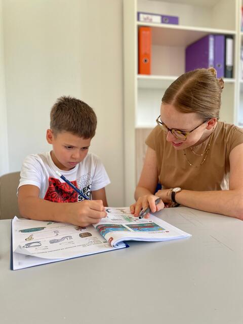 Kinder, die Schwierigkeiten haben dem Schulstoff zu folgen, bekommen durch freiwillige Lernunterstützerinnen und Lernunterstützer individuelle Aufmerksamkeit. | Foto: Freiwilligenzentrum Salzburg / Doris Mair