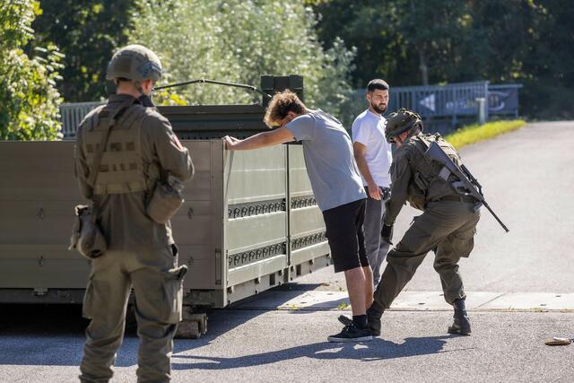 Bundesheerübung Pionierschild23 im Bild: Bundesheerübung Pioniere üben den Ernstfall. Noch bis zum 28. September üben im Großraum Salzburg, vor allem im Tennengau, über 200 Soldaten mit 50 Räderfahrzeugen und zwei Wasserfahrzeugen den Schutz von kritischer Infrastruktur hier beim Kraftwerk Puch Urstein.  | Foto: Salzburg/Neumayr/Hofer 26.9.2023