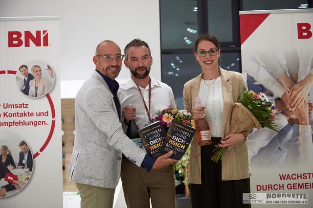 Gastgeber des Abends GF Matthias Neuner (mitte) mit Carina Frei (re, push up your business) und Enrico Maggi (li, GF BNI Tirol) | Foto: Paul Santek