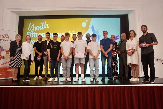 Das Team rund um die Geschäftsidee "Smart Bin" gewann die diesjährige Youth Entrepreneurship Week an der Marketing HAK in Fürstenfeld. | Foto: Marketing HAK Fürstenfeld