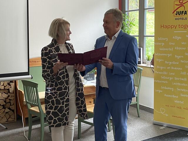 Überreichung der Urkunde der Stadt Bruck von Bgm. Andrea Winkelmeier an Jufa-Gründer Gerhard Wendl. | Foto: Angelika Kern
