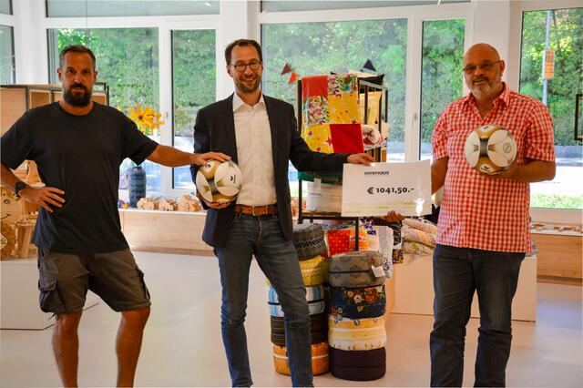 Michael Steinbauer (Betreuer in der Tagesstätte Viehofen und Kapitän der emmaus-Mannschaft), MMag. Christoph Schlor (Initiator) und Mag. Karl Langer (emmaus Geschäftsführer) | Foto: emmaus