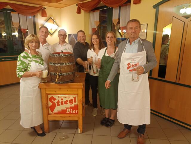 Beim Bieranstich: Vbgm. Claudia Supper, Andreas Weber, Patrick Schaabl, Roman Rothmayer, Marion Höchtl-Weber, Sabine Palecek, Bgm. Harald Brunner (von links). | Foto: Weber