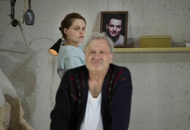 In den Kammerspielen inszeniert David Bösch seit 15. September das Sprechtheater „Fischer Fritz“, bei dem es um das Älterwerden, das Landleben und die Pflege der Eltern gleichermaßen geht. | Foto: Herwig Prammer