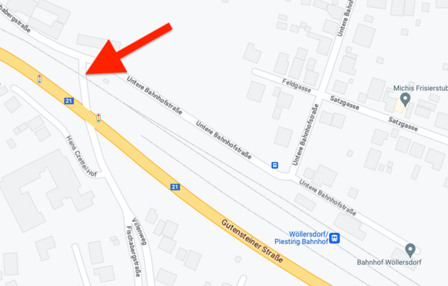 Am Bahnübergang vor dem Wöllersdorfer Bahnhof ereignete sich der Unfall. | Foto: BB