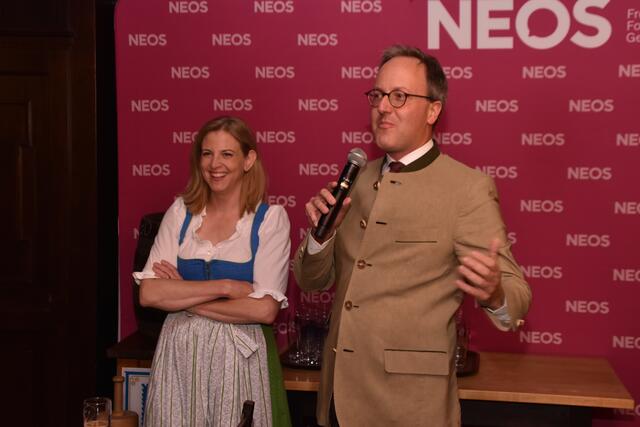 NEOS-Chefin Beate Meinl-Reisinger und der Tiroler Landessprecher Dominik Oberhofer sparten nicht mit Kritik an der Bundesregierung. | Foto: Kendlbacher