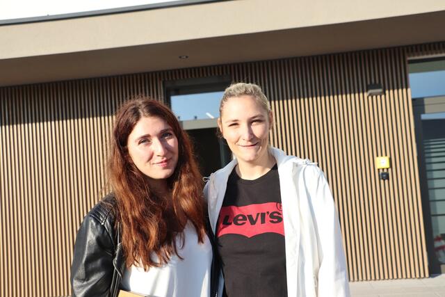 Jennifer Wallis (li) mit ihrer Nachfolgerin Katharina Nöhrer. | Foto: Edith Ertl