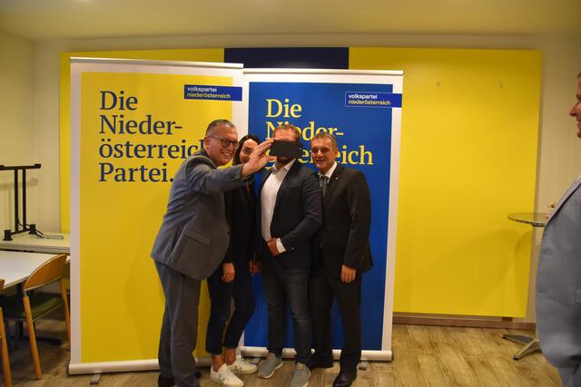 Ein Selfie zur Feier des Tages: Andreas Pechgraber (2.v.r.) folgt Katja Seitner (2.v.l.) als ÖVP-Bezirksgeschäftsführer in Scheibbs nach. Landesgeschäftsführer Matthias Zauner (l.) und Bezirksparteiobmann Anton Erber (r.) gratulierten den beiden Funktionären in Scheibbs herzlich zu ihren neuen Positionen. | Foto: Roland Mayr