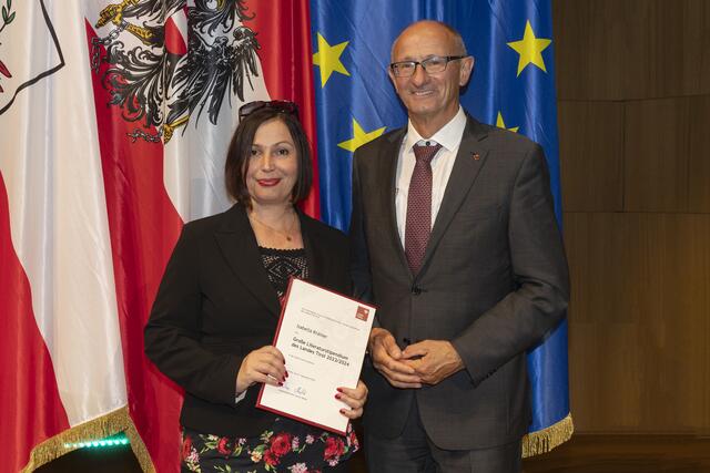 LH Anton Mattle überreicht das Große Literaturstipendium des Landes Tirol 2023/2024 an Isabella Krainer. | Foto: © Land Tirol/Die Fotografen