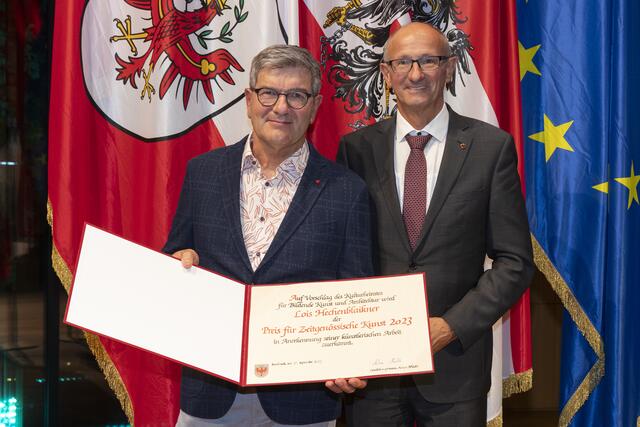 LH Anton Mattle überreicht den Preis für zeitgenössische Kunst 2023 an Lois Hechenblaikner. | Foto: © Land Tirol/Die Fotografen