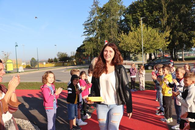 Kalsdorf ist eine der wenigen Gemeinden, die sich eine Schulsozialarbeiterin auch für Volksschulen leistet. Schulsozialarbeiter sind Ansprechpartner für Schüler, Eltern und Lehrer. Zu Jennifer Wallis kamen die Schüler mit ihren Problemen, ob es Streit unter Freunden gab oder zu Hause ein Haustier starb. Sie organisierte Workshops, stärkte die Klassengemeinschaft und das Selbstbewusstsein der Kinder.  | Foto: Edith Ertl