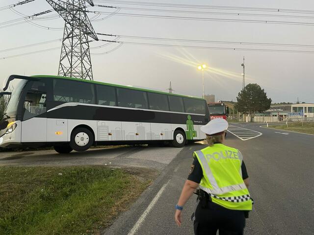 Der Bus kam mit dem rechten Hinterreifen von der Fahrbahn ab und musste geborgen werden. | Foto: Feuerwehr Mattersburg