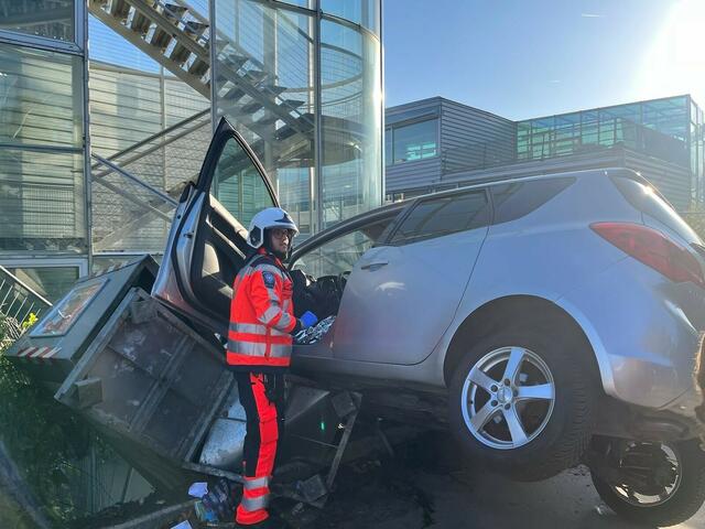 Teile des Autos wurden mithilfe eines hydraulischem Werkzeugs entfernt, um den Wiener möglichst schonend zu retten. 
 | Foto: Berufsrettung Wien