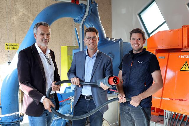 Drei Vertrags-Partner ziehen künftig strommäßig an einem Strang: (v.l.) Gordon Köll (GF GemeindeWerke Telfs GmbH), Bgm. Christian Härting (Marktgemeinde Telfs) und Michael Kirchmair (GF Telfer Bad Betriebs GmbH &amp; Co. KG). | Foto: MG Telfs/Pichler