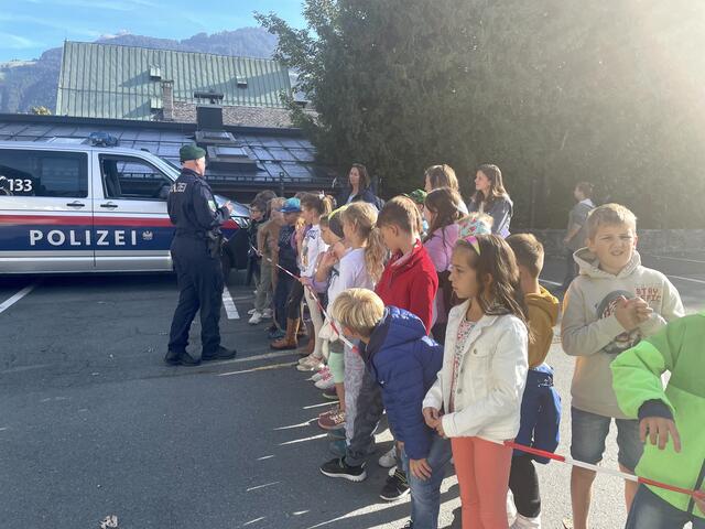 Beim Stationenbetrieb am Hahnenkammparkplatz gab es für die Volksschulkinder viel zu entdecken.