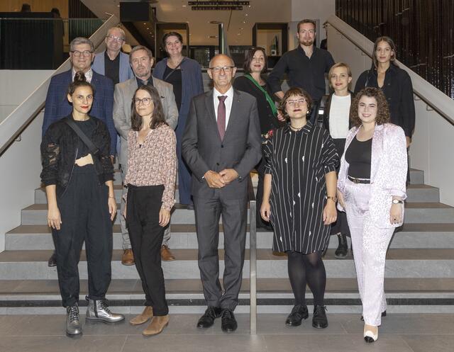 1. Reihe von li.: Nora Schlocker, Charlotte Simon, LH Anton Mattle, Katrin „ohne H“ Rauch, Anna Maria Mühlbacher. 2. Reihe von li.: Lois Hechenblaikner, Wolfgang Klingler (Theater Szenario Hall), Isabella Krainer, Anna Lerchbaumer, Katharina Hölzl. 3. Reihe von li.: Gerhard Sammer, Brigitte Neumaier (Theater Szenario Hall) und Robert Prosser.  | Foto: © Land Tirol/Die Fotografen