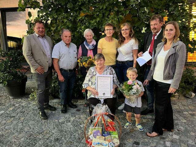 Bild von links nach rechts: GGR und OV Josef Renner, Johann Mantler, Theresia Planner, Elfriede Waldschütz, Veronika Würz, Franz Ploiner,  Carina Kaserbacher-Würz 
sitzend: Elfriede Ploiner, Jubilarin
Urenkel: Konstantin  | Foto: Marktgemeinde Kirchberg/Wagram