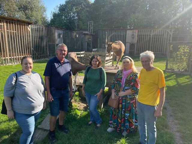 Katharina Kovacic, Thomas Graf, Elisabeth Bendl und Martina Altmann wurden von Hans Frey durch das Gelände geführt. | Foto: Martina Altmann