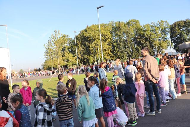 Schüler, so weit das Auge reicht. Für "ihre" Jenny bildeten 700 Kinder und Jugendliche aus VS, MS und PTS ein Spalier | Foto: Edith Ertl