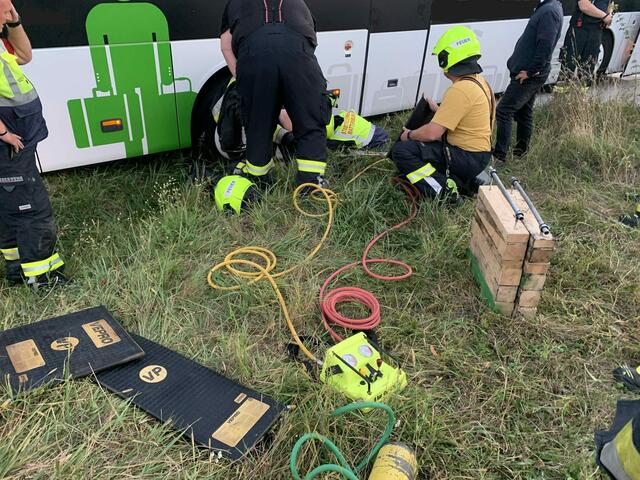 Der Bus wurde mittels Hebekissen geborgen. | Foto: Feuerwehr Mattersburg