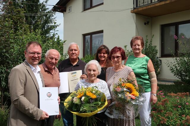 Bürgermeister Franz Aigner, Werner Brunner, Karl Werner, Angela Brunner (Jubilarin), OV Maria Schneider (hinten), Maria Brunner (vorne), Maria Schörgmayer (in grün). | Foto: Marktgemeinde Kirchberg/Wagram