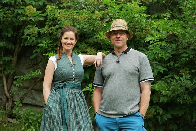 Hoagascht Moderatorin Conny Bürgler und Michael Berger, Obmann des Obst- und Gartenbauvereins Defereggental, in seinem Garten. | Foto: Lena Moik/ ServusTV/Degn Film